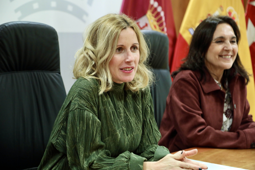 Firma de convenio con la asociación Norte Joven, alcaldesa y concejal de bienestar social en la mesa de firma