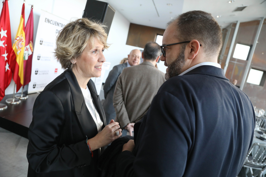 III Encuentro empresarial, concejala conversando con asistente al encuentro