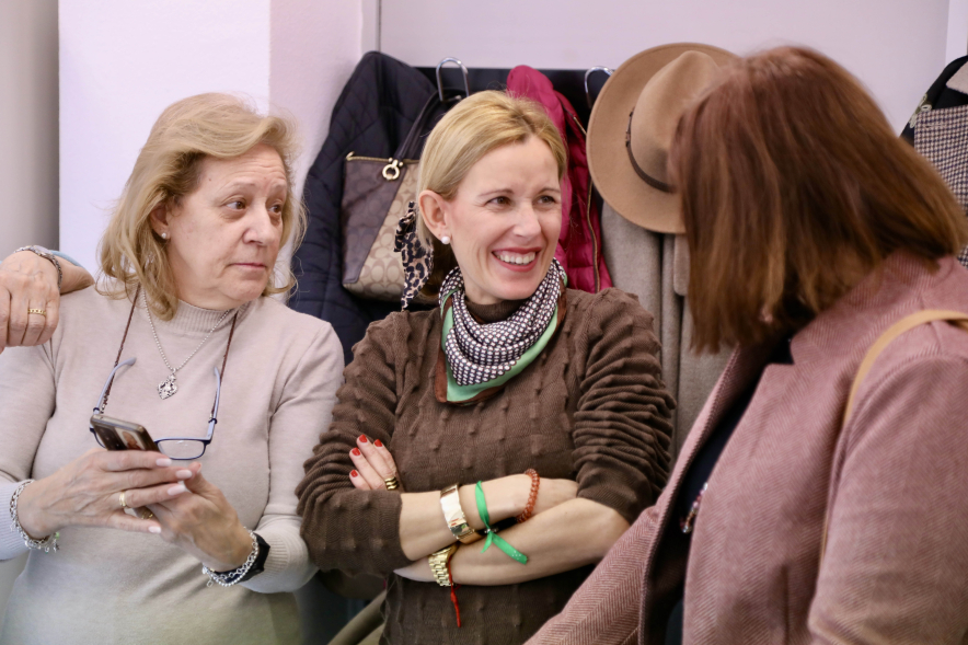 Visita al taller de la Asociación de Artesanas de Alcobendas, alcaldesa hablando con mujeres