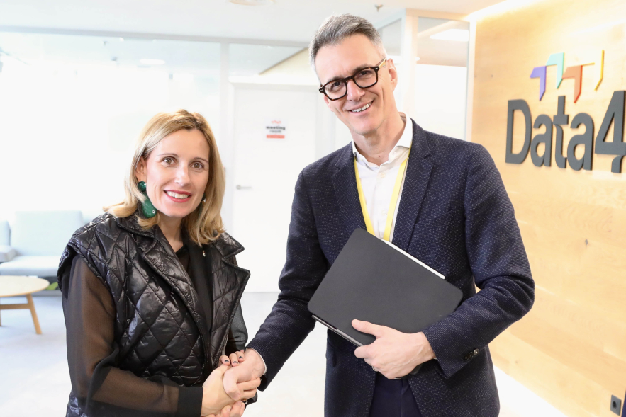 Visita a la empresa DATA4, saludo