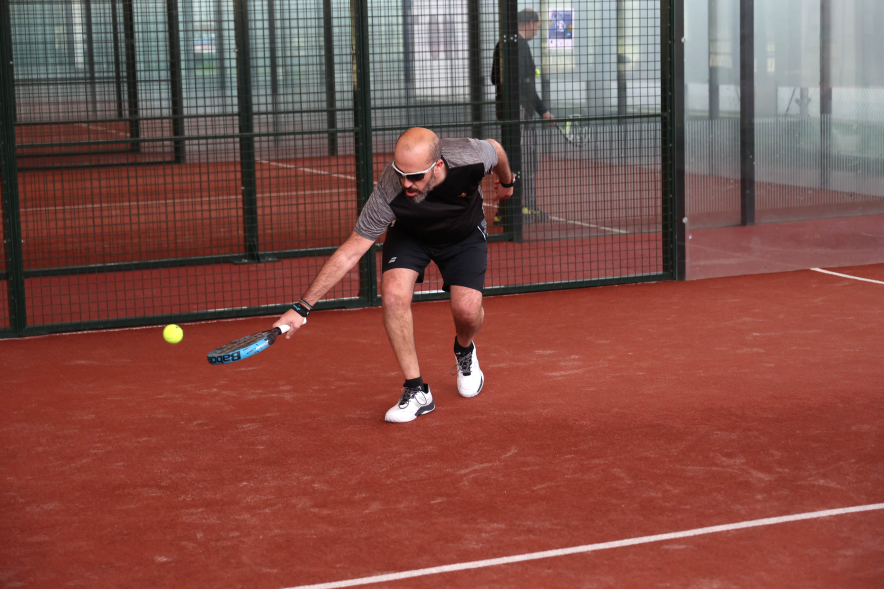 IV Torneo de Pádel Benéfico, jugador en partido