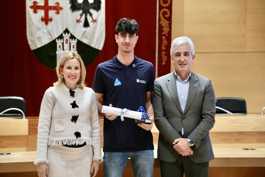 Entrega de becas a los deportistas de Alcobendas, posado alcaldesa, concejal y deportista becado