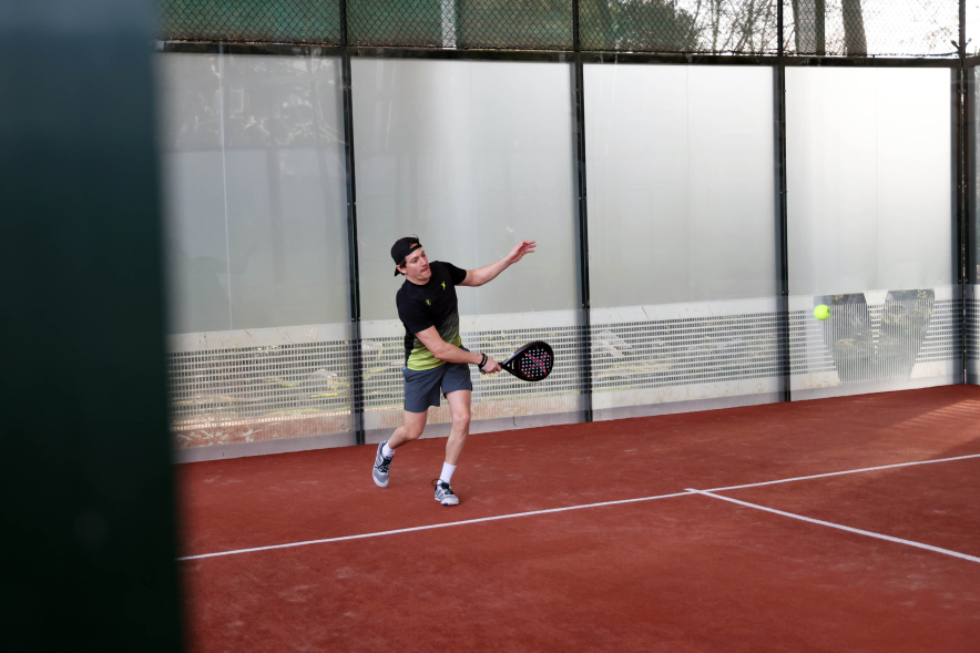IV Torneo de Pádel Benéfico, jugador en partido