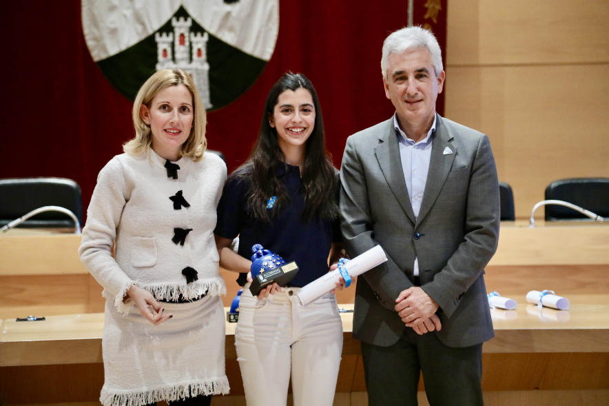 Entrega de becas a los deportistas de Alcobendas, posado alcaldesa, concejal y deportista becada