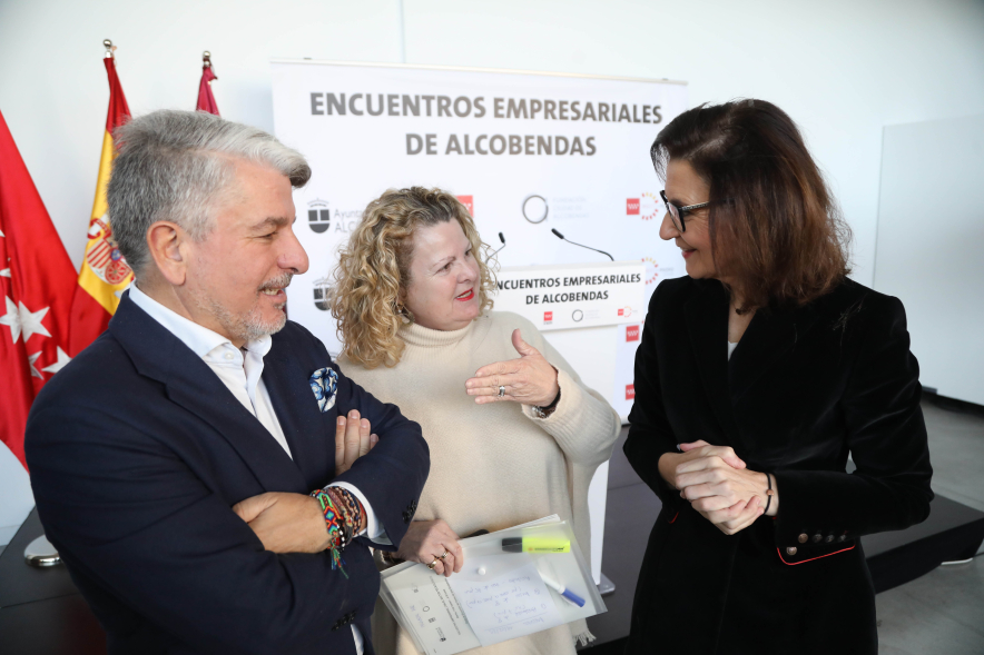 III Encuentro empresarial, concejala conversando con asistentes al encuentro