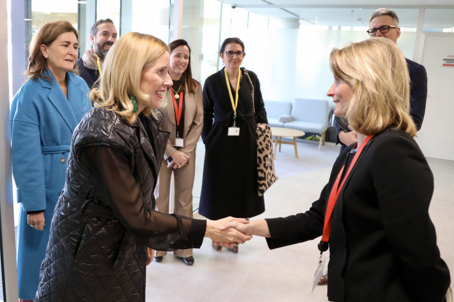Visita a la empresa DATA4, saludo
