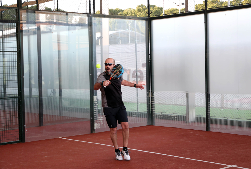 IV Torneo de Pádel Benéfico, jugador en partido
