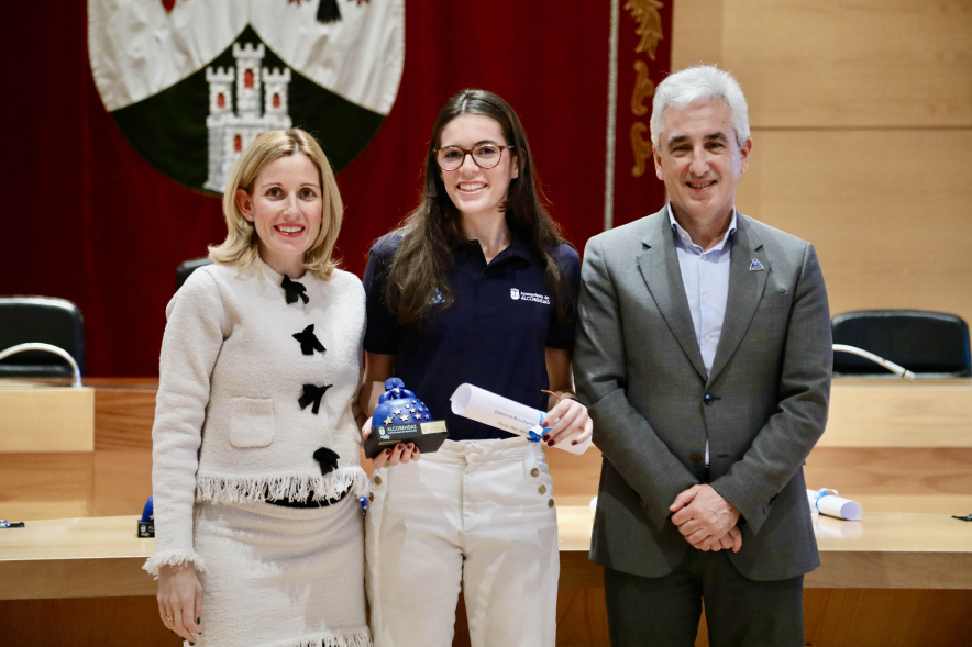Entrega de becas a los deportistas de Alcobendas, posado alcaldesa, concejal y deportista becada