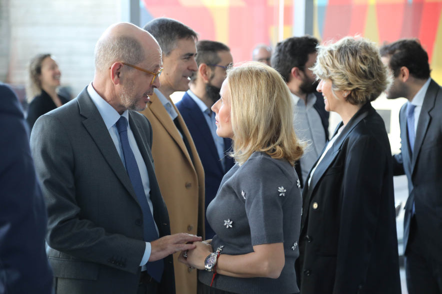 III Encuentro empresarial, alcaldesa y concejala conversando con asistentes al encuentro