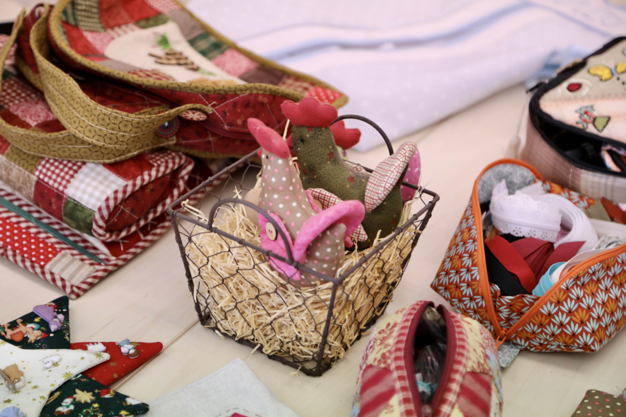 Visita al taller de la Asociación de Artesanas de Alcobendas, detalle trabajos de artesanía