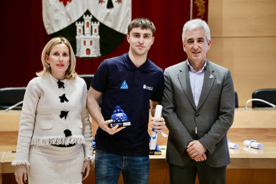 Entrega de becas a los deportistas de Alcobendas, posado alcaldesa, concejal y deportista becado