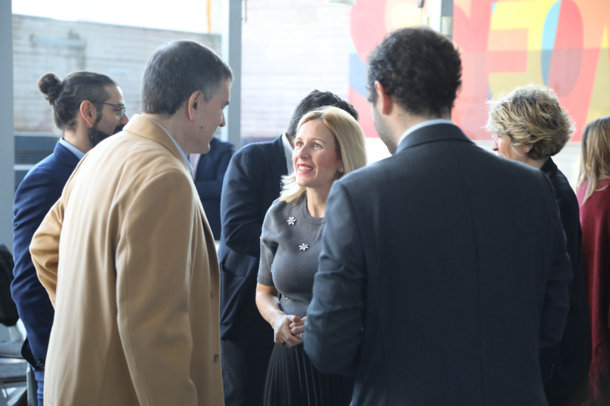 III Encuentro empresarial, alcaldesa conversando con asistentes al encuentro