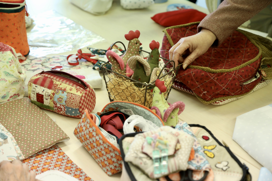 Visita al taller de la Asociación de Artesanas de Alcobendas, detalle trabajos de artesanía