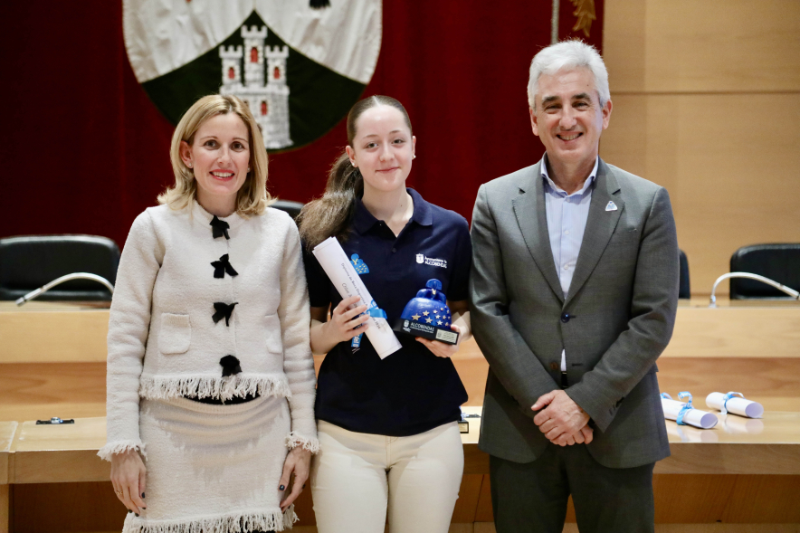 Entrega de becas a los deportistas de Alcobendas, posado alcaldesa, concejal y deportista becada