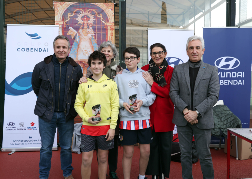 IV Torneo de Pádel Benéfico, posado con ganadores
