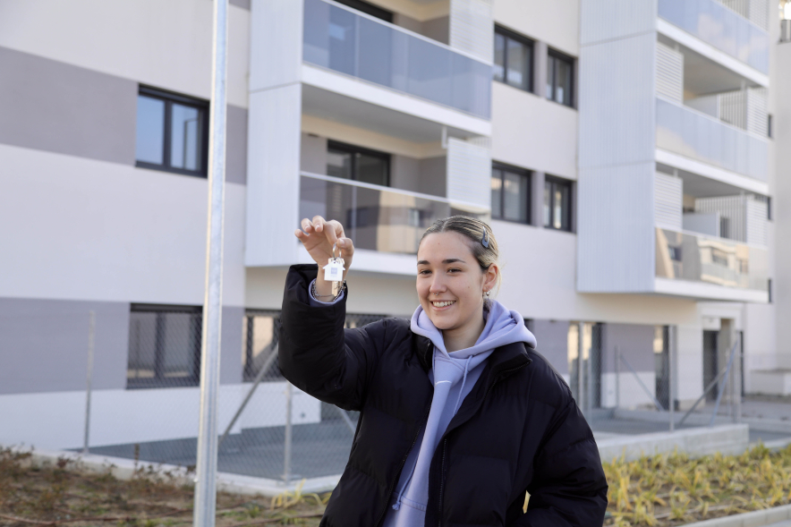 Plan Vive Solución Joven, joven mostrando llave de vivienda