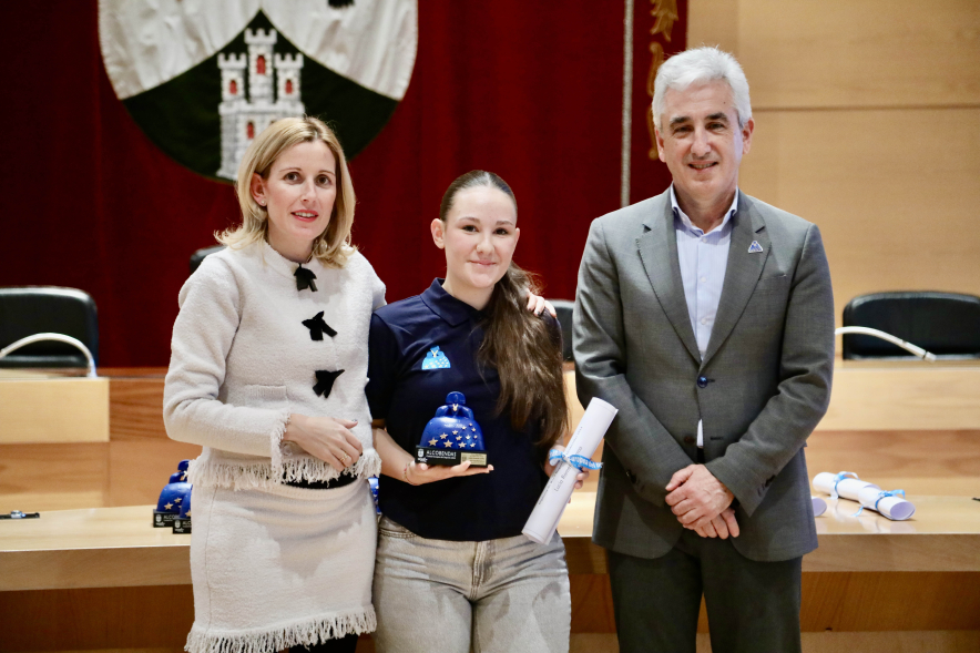 Entrega de becas a los deportistas de Alcobendas, posado alcaldesa, concejal y deportista becada