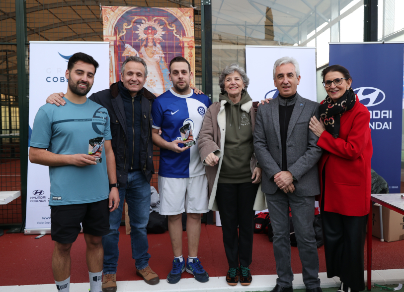 IV Torneo de Pádel Benéfico, posado con ganadores