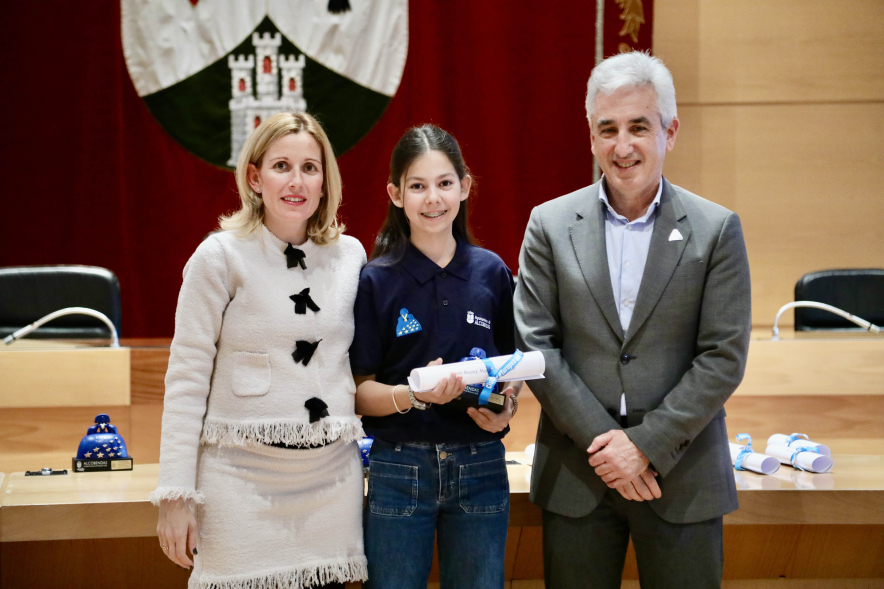 Entrega de becas a los deportistas de Alcobendas, posado alcaldesa, concejal y deportista becada