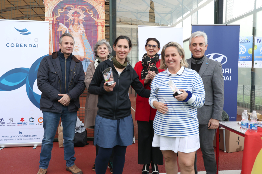 IV Torneo de Pádel Benéfico, posado con ganadoras