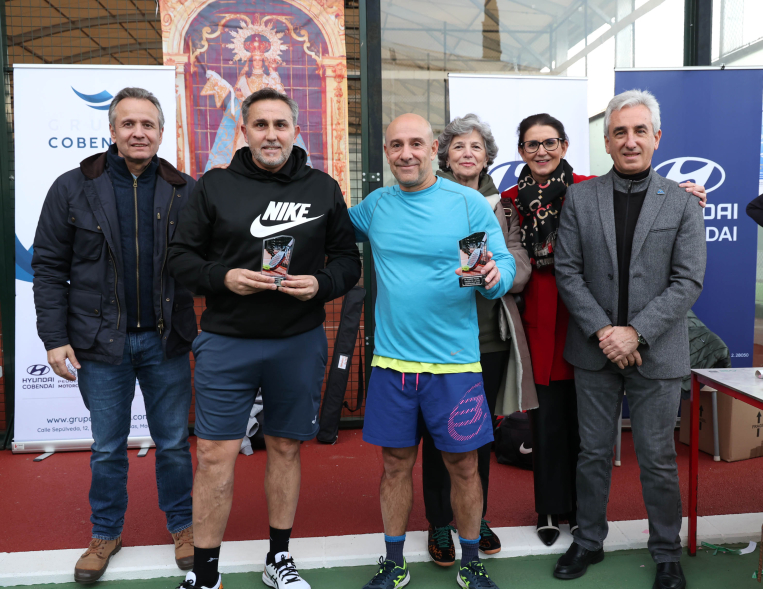 IV Torneo de Pádel Benéfico, posado con ganadores