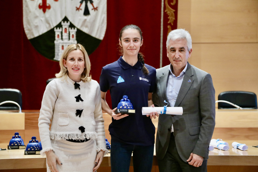 Entrega de becas a los deportistas de Alcobendas, posado alcaldesa, concejal y deportista becada