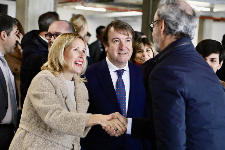 Plan Vive Solución Joven, alcaldesa de Alcobendas saludando