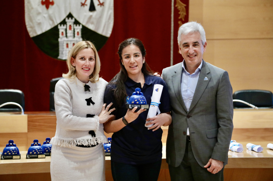 Entrega de becas a los deportistas de Alcobendas, posado alcaldesa, concejal y deportista becada