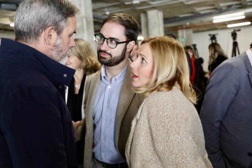 Plan Vive Solución Joven, asistentes al acto conversando