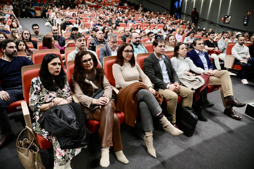 Sorteo de viviendas públicas, concejales en primera fila del teatro