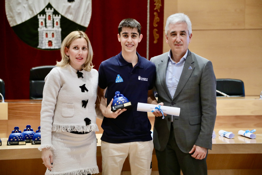 Entrega de becas a los deportistas de Alcobendas, posado alcaldesa, concejal y deportista becado