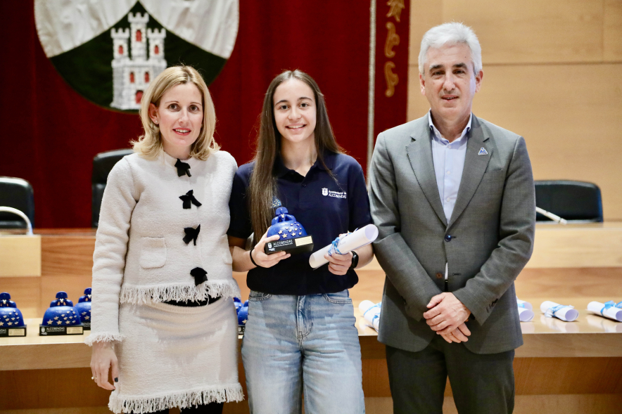 Entrega de becas a los deportistas de Alcobendas, posado alcaldesa, concejal y deportista becada