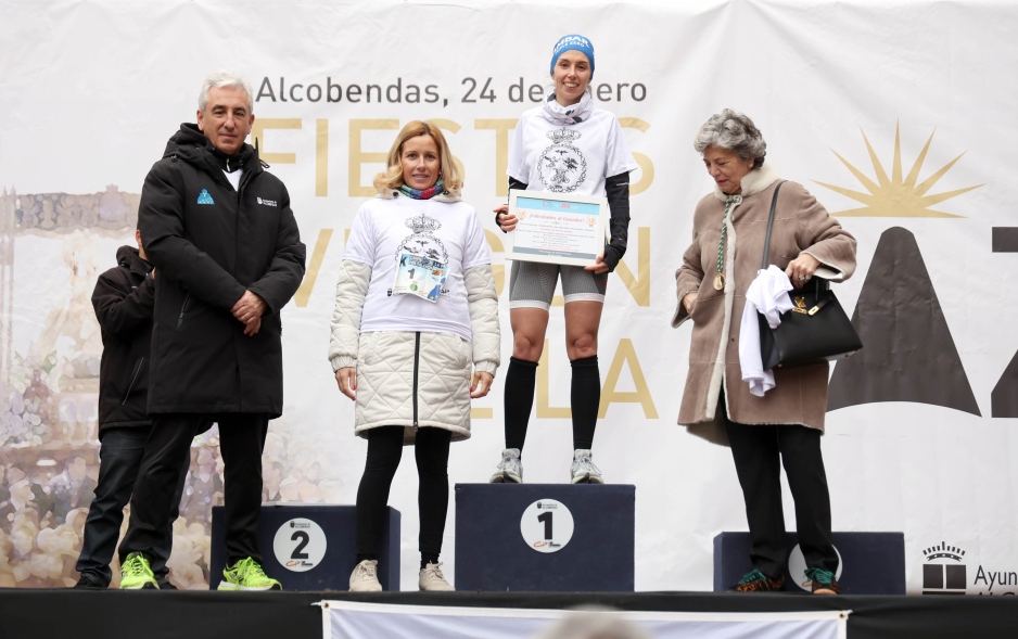I Carrera Solidaria "5K Virgen de la Paz", autoridades en el podio, junto a ganadora