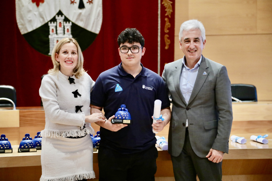Entrega de becas a los deportistas de Alcobendas, posado alcaldesa, concejal y deportista becado