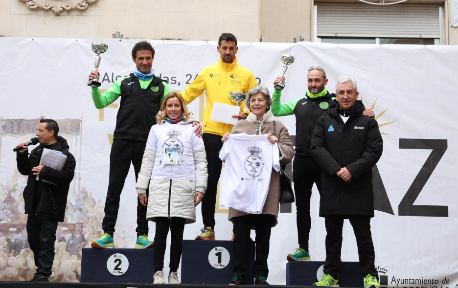 I Carrera Solidaria "5K Virgen de la Paz", autoridades en el podio, junto a ganadores