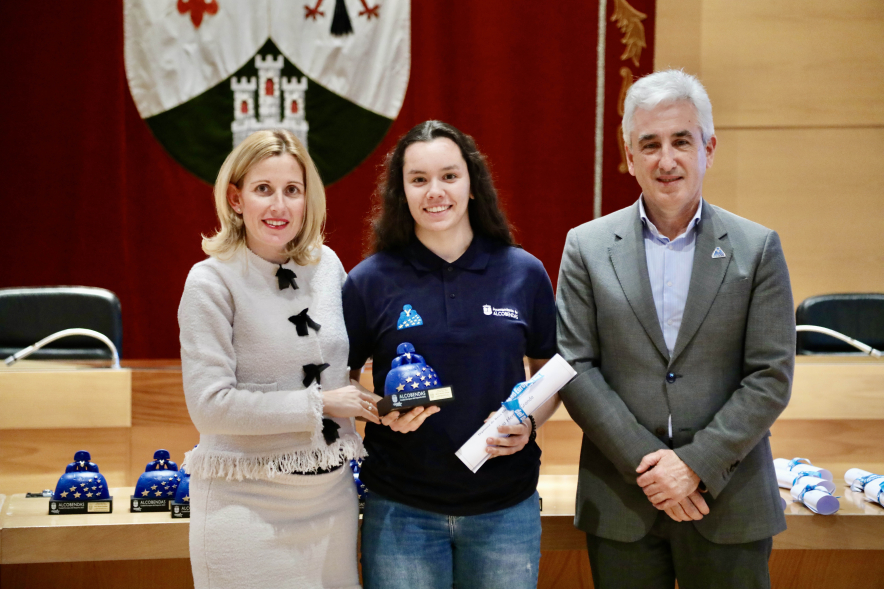 Entrega de becas a los deportistas de Alcobendas, posado alcaldesa, concejal y deportista becada