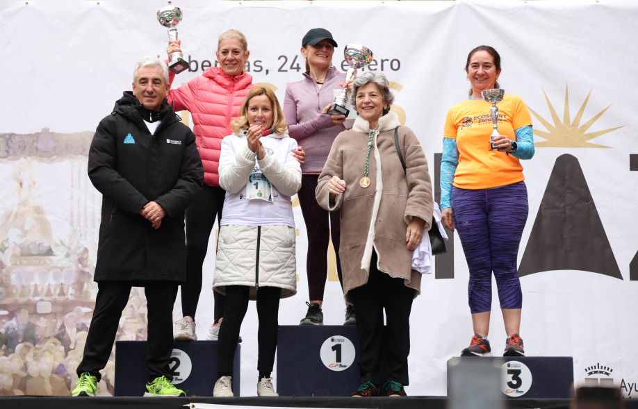 I Carrera Solidaria "5K Virgen de la Paz", autoridades en el podio, junto a ganadores