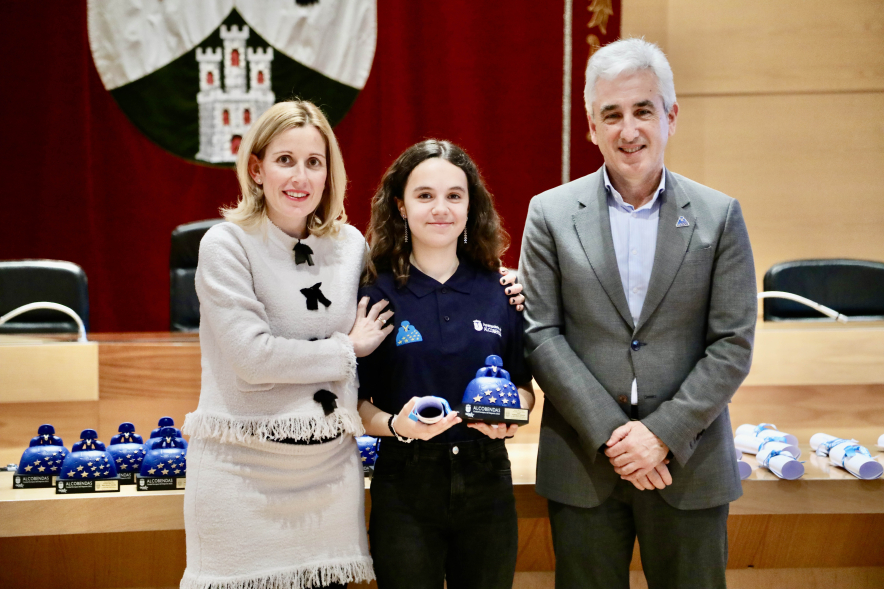 Entrega de becas a los deportistas de Alcobendas, posado alcaldesa, concejal y deportista becada