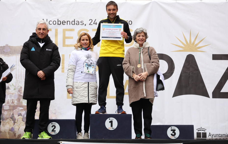 I Carrera Solidaria "5K Virgen de la Paz", autoridades en el podio, junto a ganador