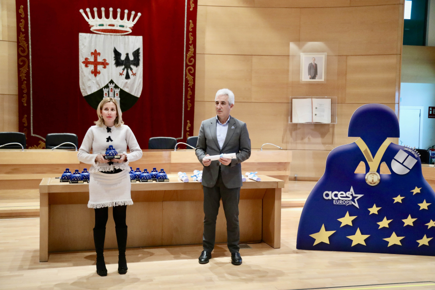 Entrega de becas a los deportistas de Alcobendas, alcaldesa y concejal en la entrega de becas