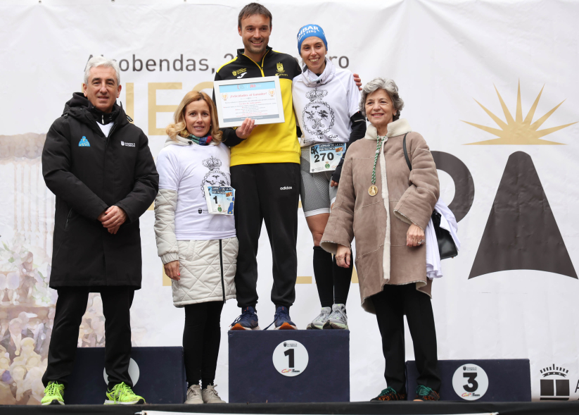I Carrera Solidaria "5K Virgen de la Paz", autoridades en el podio, junto a ganadores