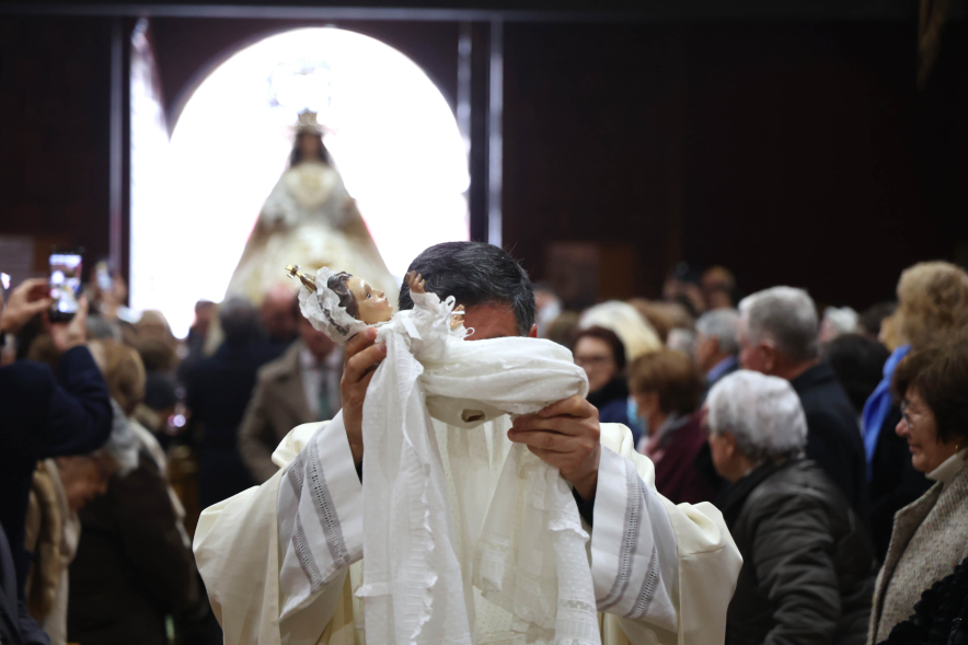 Procesión y Misa Mayor de las Candelas, procesión entrando a la iglesia de San Pedro