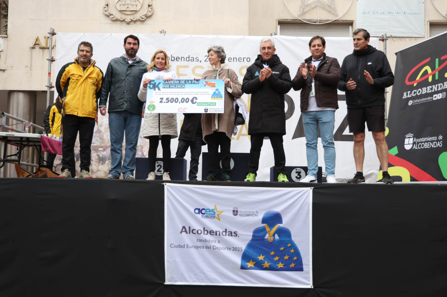 I Carrera Solidaria "5K Virgen de la Paz", foto familia entrega de cheque simbólico