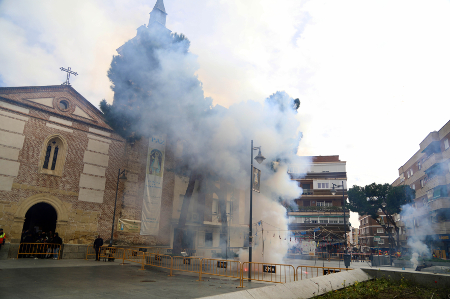 Procesión y Misa Mayor de las Candelas, gran traca final en la plaza de Felipe Alvarez Gadea