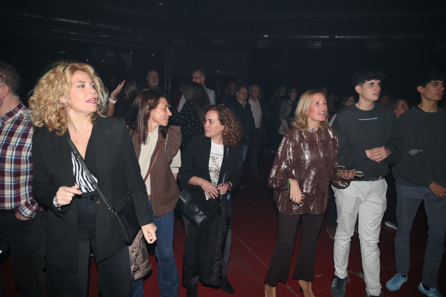 Noches en La Esfera: Metropop, alcaldesa bailando entre el público durante el concierto