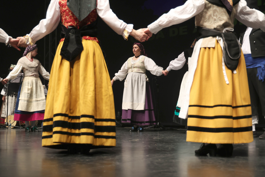 Fiesta del Antroxu, grupo de baile regional actuando
