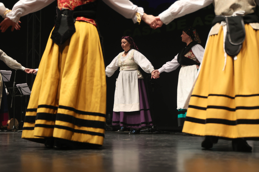 Fiesta del Antroxu, grupo de baile regional actuando