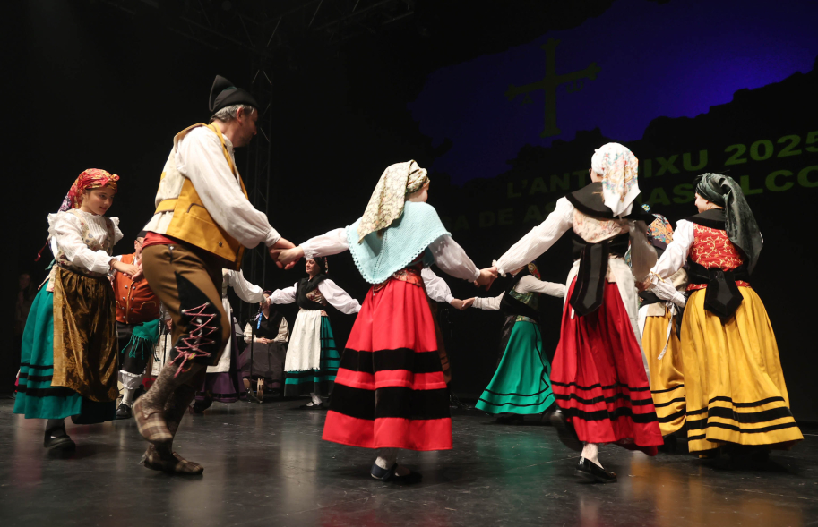 Fiesta del Antroxu, grupo de baile regional actuando