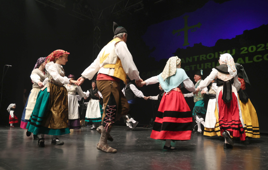 Fiesta del Antroxu, grupo de baile regional actuando