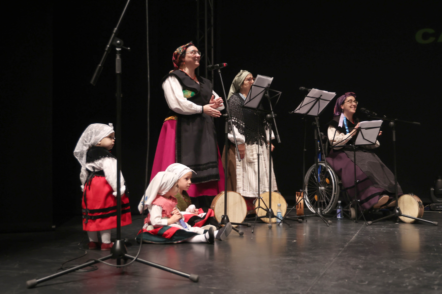 Fiesta del Antroxu, grupo de coros y danzas actuando